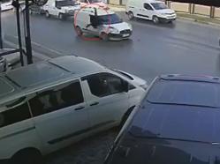 Hafif ticari aracın yayaya çarptığı kaza kamerada