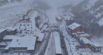 Palandöken’de kar kalınlığı 70 santimetreyi geçti; kayak merkezi dronla görüntülendi