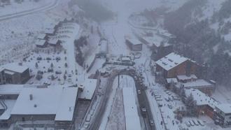Palandöken’de kar kalınlığı 70 santimetreyi geçti; kayak merkezi dronla görüntülendi