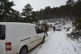 Manisa’da karda mahsur kalan avcılar kurtarıldı