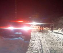Kayseri'de kar yağışı sonrası otomobilde mahsur kalan 2 kişi kurtarıldı