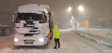 Bitlis’te yoğun kar yağışı nedeniyle bazı yollar ağır vasıta trafiğine kapatıldı