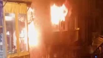 Beyoğlu'nda 2 kişinin dumandan etkilendiği yangındaki patlamalar kamerada