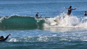 Hatay'da güneşli havanın keyfini sörf yaparak çıkardılar
