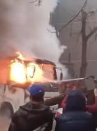 Park halindeki servis midibüsü alev alev yandı