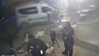 Otomobil, park halindeki polis aracına çarptı; kaza kamerada