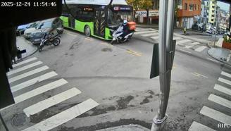 Belediye otobüsü ile motokuryenin çarpıştığı kaza kamerada