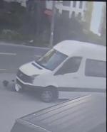 Servis minibüsünün kadına çarpıp, sürüklediği kaza kamerada