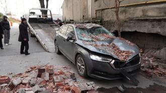 İstanbul - Eyüpsultan'da yıkım aşamasındaki binaya ait duvar fırtınanın etkisiyle çöktü; 2 araç zarar gördü
