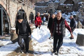 Yazın serinleyebilmek için sürdürdükleri 5 asırlık gelenekte, ilk karlar kuyulara atıldı / Ek fotoğraflar