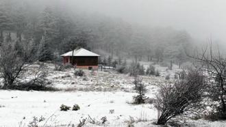 Manisa'da seyirlik kar manzarası