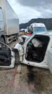 Otomobil, park halindeki TIR'a çarptı: 2 ölü, 1 yaralı