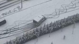 İstanbul - Eyüpsultan'da kar yağışı; araçlar yolda kaldı