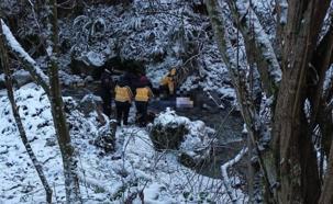 Deredeki otomobile 20 metre mesafede cesedi bulundu