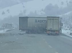 2 TIR’ın çarpıştığı kaza kamerada