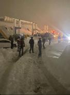 Yüksekova'da araçlar kara gömüldü, 177 yerleşim yerinin yolu kapalı (4)