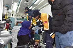 Yolu kardan kapanan kırsal mahallede diyaliz hastasını ekipler kurtardı