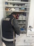Evi, kliniğe dönüştürmüş