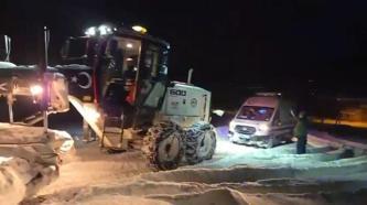 Elazığ’da kara saplanan ambulansı ekipler kurtardı
