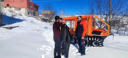 Mardin’de damdan düşüp kolu kırılan kişi, paletli araçla hastaneye ulaştırıldı