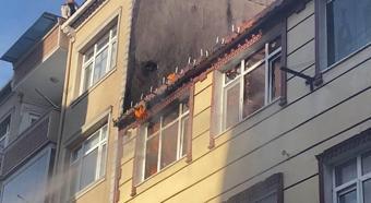 İstanbul- Küçükçekmece'de çatıda yangın; alevler bitişik binaya sıçradı