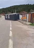 Bursa'da lodos etkili oldu; reklam tabelaları devrildi (2)