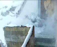 Evinin çatısındaki karı temizlerken düşüp yaralandı