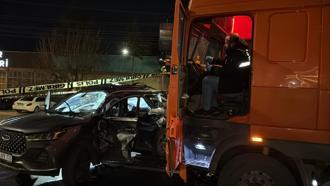 Işık ihlali yapan TIR, otomobile çarptı; 1 ölü, 5 yaralı