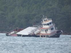 Balıkesir'de kuvvetli lodos nedeniyle sürüklenen feribot karaya oturup, yan yattı