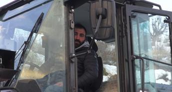 Zorlu kış şartlarında yol açıp, hayat kurtarıyorlar