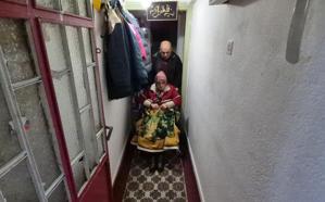 Ağaçtan düşüp omurgası kırılan eşinin en büyük destekçisi oldu