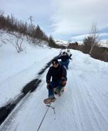 Kar üstünde piknik; mangal yakıp, otomobilin çektiği kızaklarla kaydılar