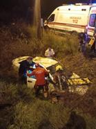 Otomobil, şarampole yuvarlandı; sıkışan 2 yaralıyı itfaiye kurtardı