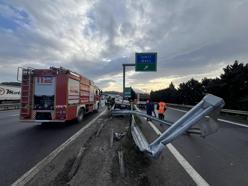 TEM’de bariyere çarpan otomobilin sürücüsü yaralandı