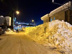 Beytüşşebap’ta çatılardan düşen tonlarca kar kamyonlarla taşınıyor