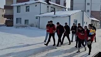 Göle’de dondurucu soğukta hayvanları beslediler