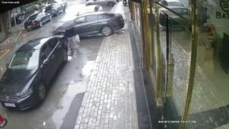 İstanbul- Güngören'de binanın çatısının araçların üzerine düştüğü anlar kamerada