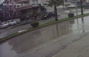 Kamyonetin 2 araca çarpıp apartmanın bahçesine girdiği kaza kamerada: 5 yaralı