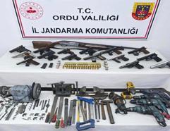 Evinden 15 ruhsatsız tabanca çıktı; 1 tutuklama
