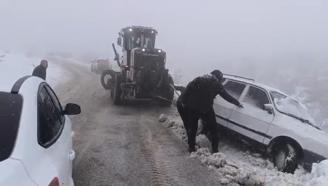 Diyarbakır’da, karda mahsur kalan otomobil kurtarıldı