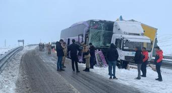 Yolcu otobüsü, kamyona çarptı; 9 yaralı