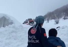 Tunceli’de yolu kapalı köydeki hasta çocuk, paletli ambulansla hastaneye ulaştırıldı
