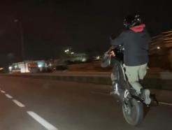 Trafikte tek teker üzerinde motosiklet kullandı; o anlar kamerada