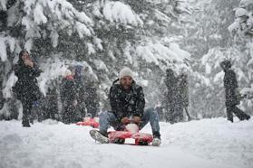 Manisa Demirci'de yüksek kesimlerde kar keyfi