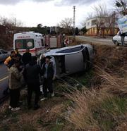 Kontrolünü kaybeden otomobil yamaca çarpıp ters döndü