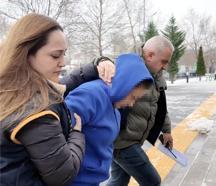 Teyzesini öldürüp, cesedini kolonya dökerek ateşe veren şüpheli ile eşi adliyede