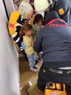 Merve’nin bisiklet zincirine sıkışan parmağını, itfaiye ekipleri kurtardı