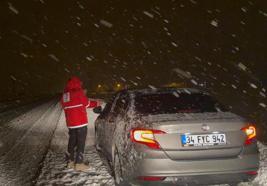 Muş- Bingöl karayolunda 80 araç karda mahsur kaldı; kentte eğitime 1 gün ara verildi