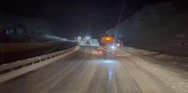 Erzincan’da karayolları karla mücadeleyi aralıksız sürdürüyor