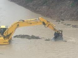 Otomobil çaya düştü, mahsur kalan sürücü kurtarıldı